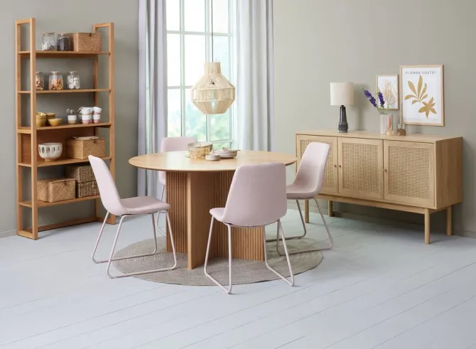 VESTERBORG Ø130 bord eg + 4 SEJLSTRUP stole lys rosa